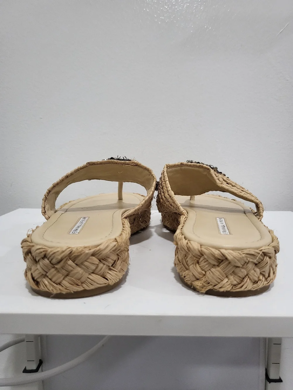 RARE Vera Wang Lavender Tan Raffia + Leather Embellished Platform Sandals - Sz 9